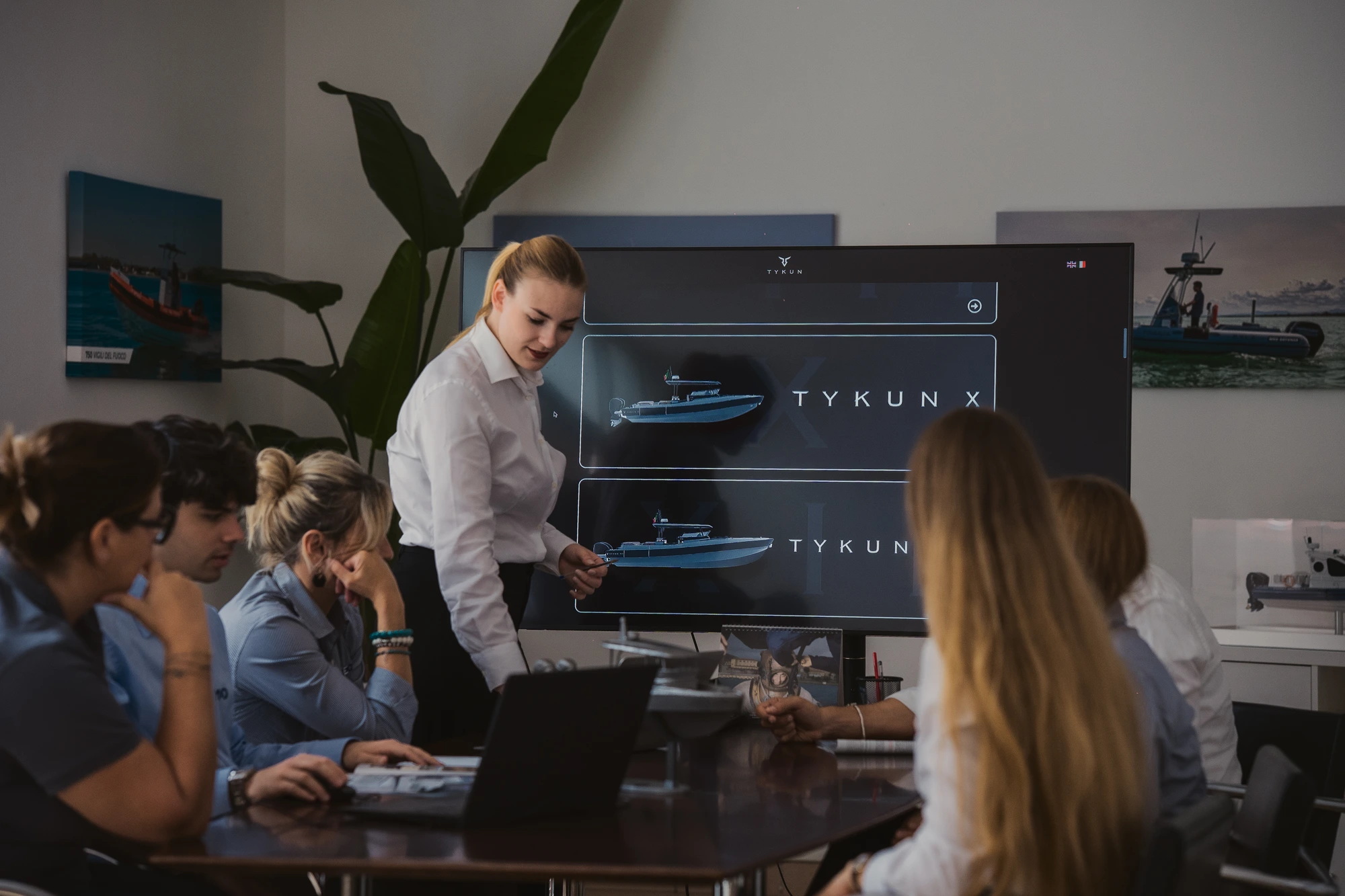 Cristina presenta il progetto Tykun X al team in sala riunioni